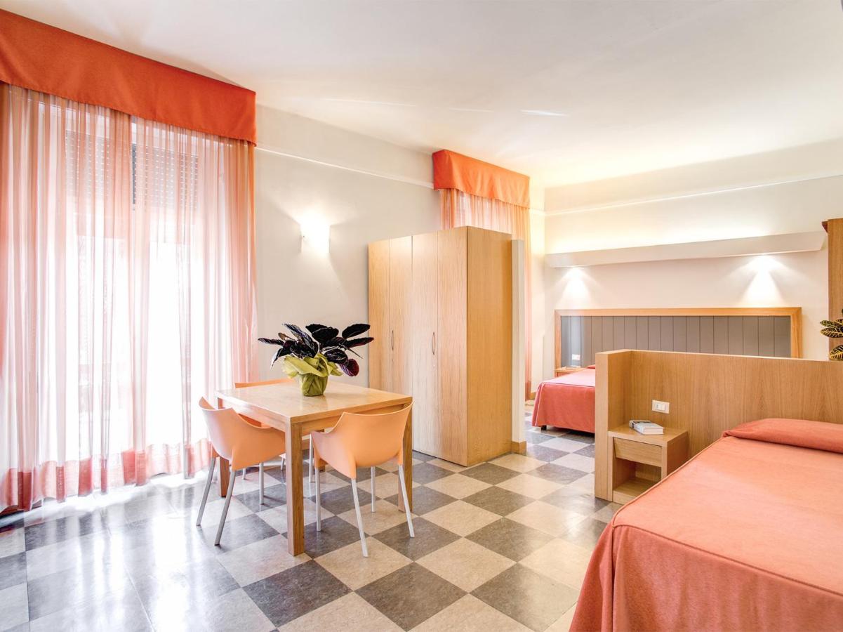 een hotelkamer met een tafel en een bed bij Hotel Delle Nazioni in Florence