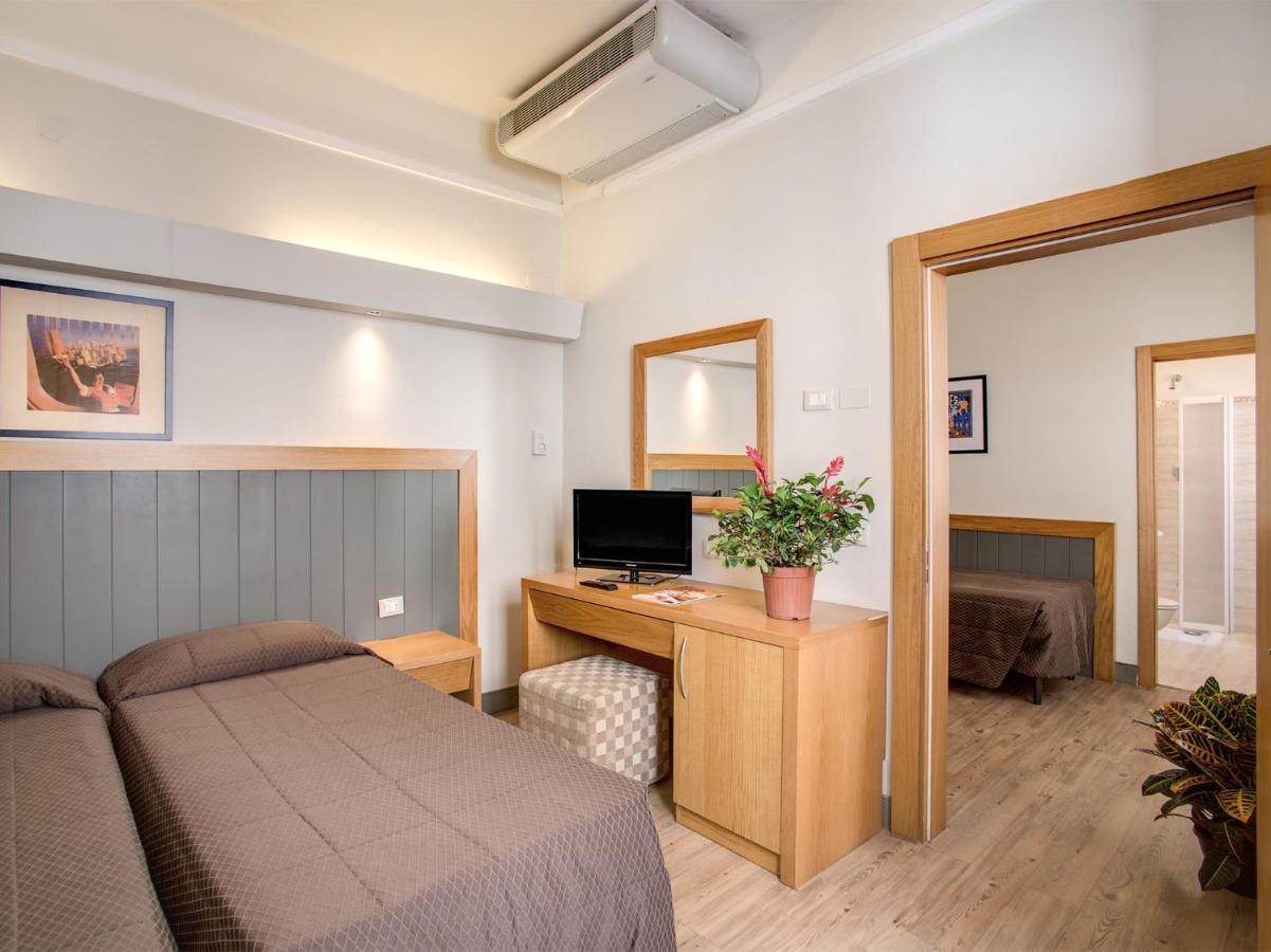 een slaapkamer met een bed en een bureau met een computer bij Hotel Delle Nazioni in Florence