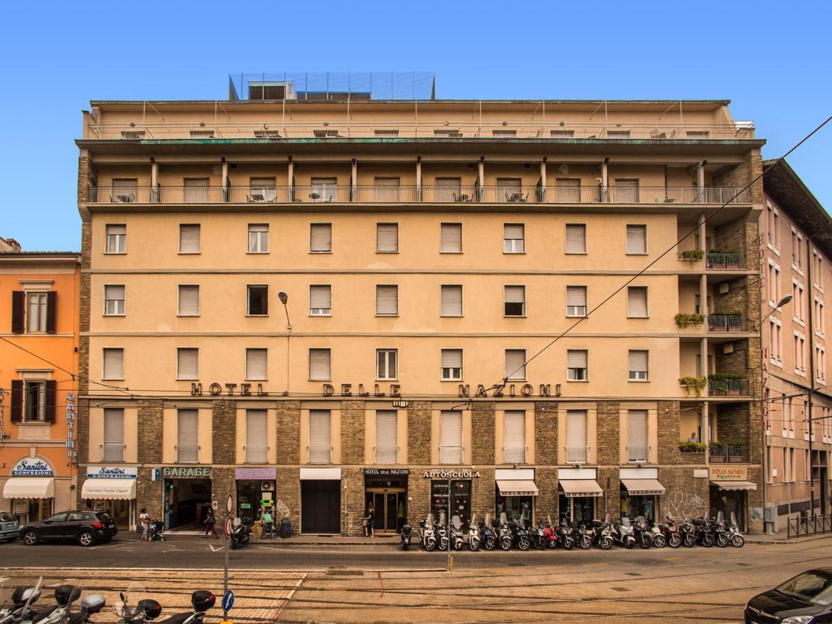 een groot gebouw met motorfietsen ervoor geparkeerd bij Hotel Delle Nazioni in Florence