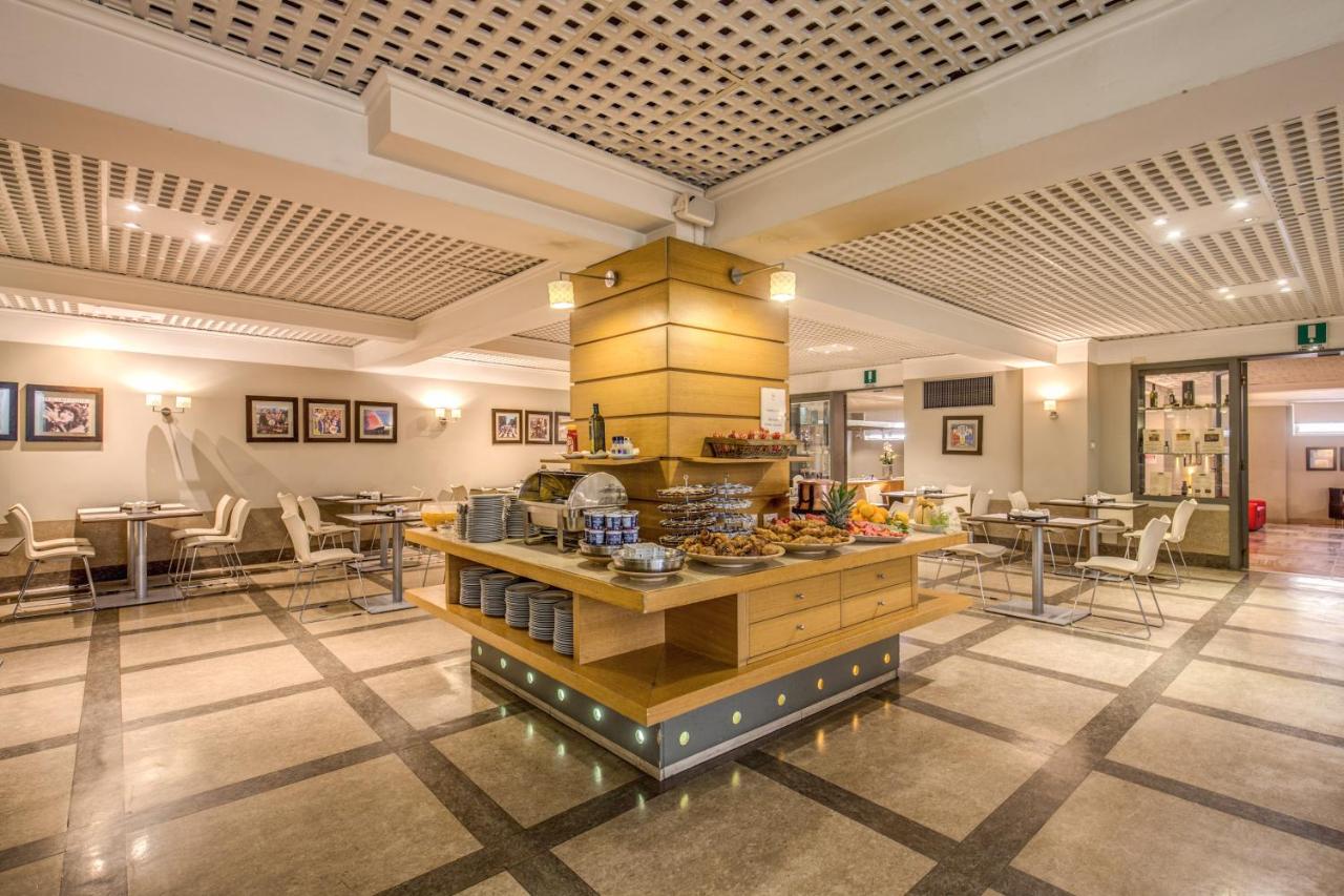 een restaurant met een buffet midden in een ruimte bij Hotel Delle Nazioni in Florence