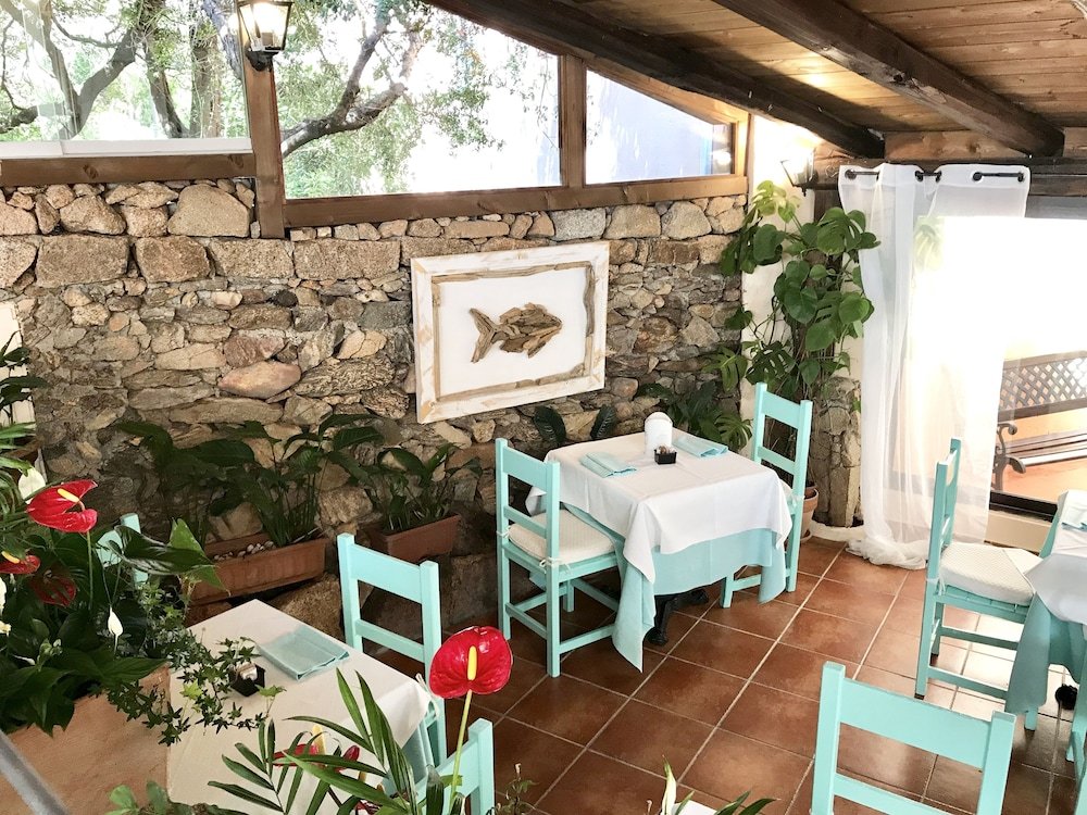 Restaurant met gedekte tafels — Colonna San Marco