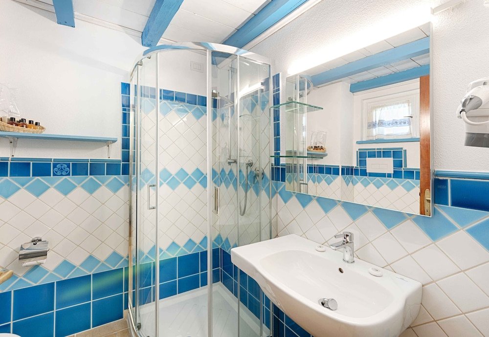 Badkamer met inloopdouche — Colonna San Marco