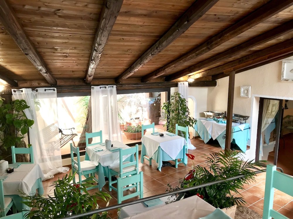 Restaurant met gedekte tafels — Colonna San Marco