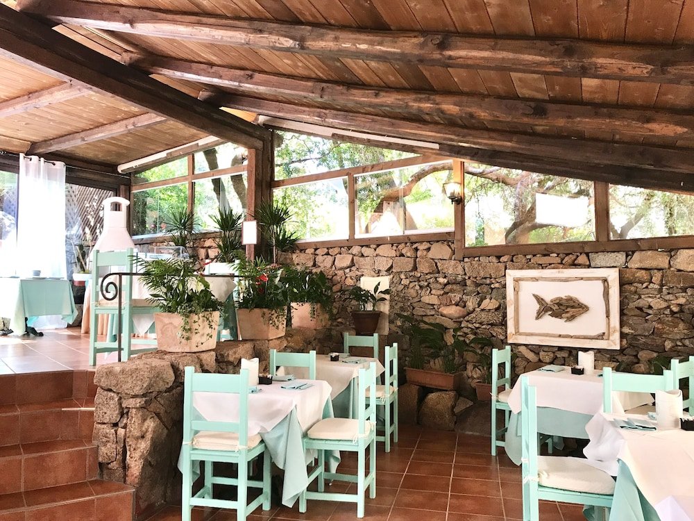 Restaurant met gedekte tafels — Colonna San Marco