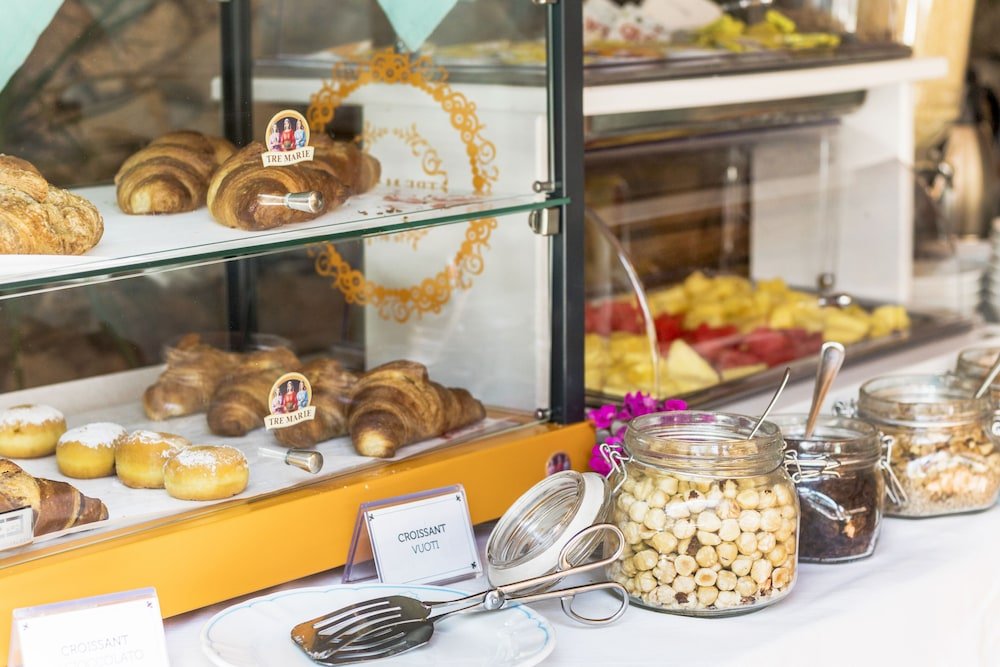 Buffet met diverse gerechten — Colonna San Marco
