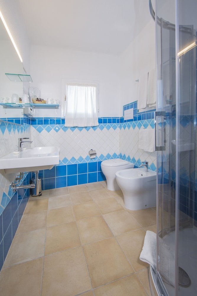 Badkamer met inloopdouche — Colonna San Marco