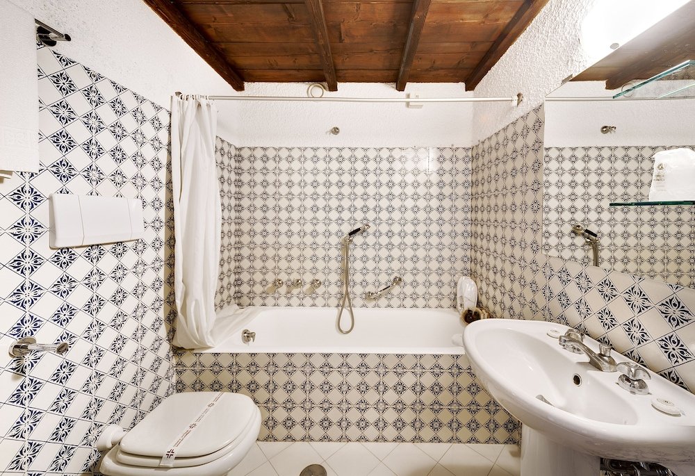 Badkamer met ligbad — Colonna San Marco