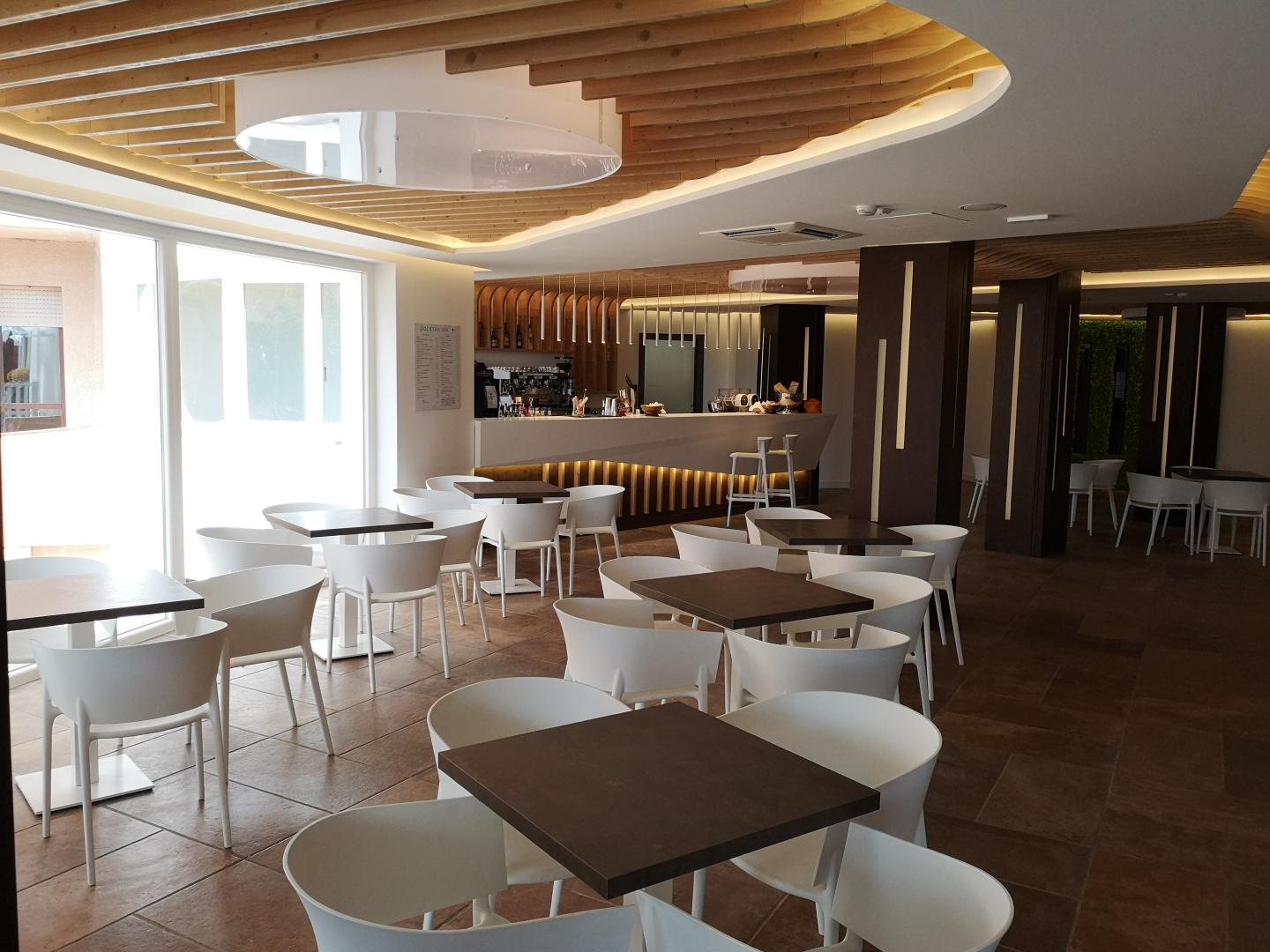 Restaurant met gedekte tafels — Club Esse Roccaruja
