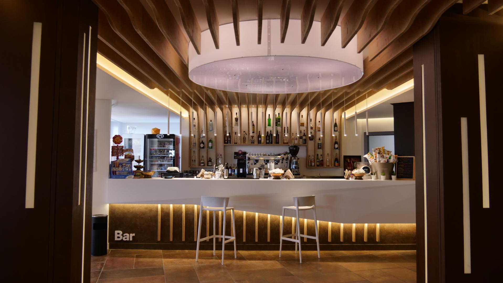 Bar met drankenselectie — Club Esse Roccaruja