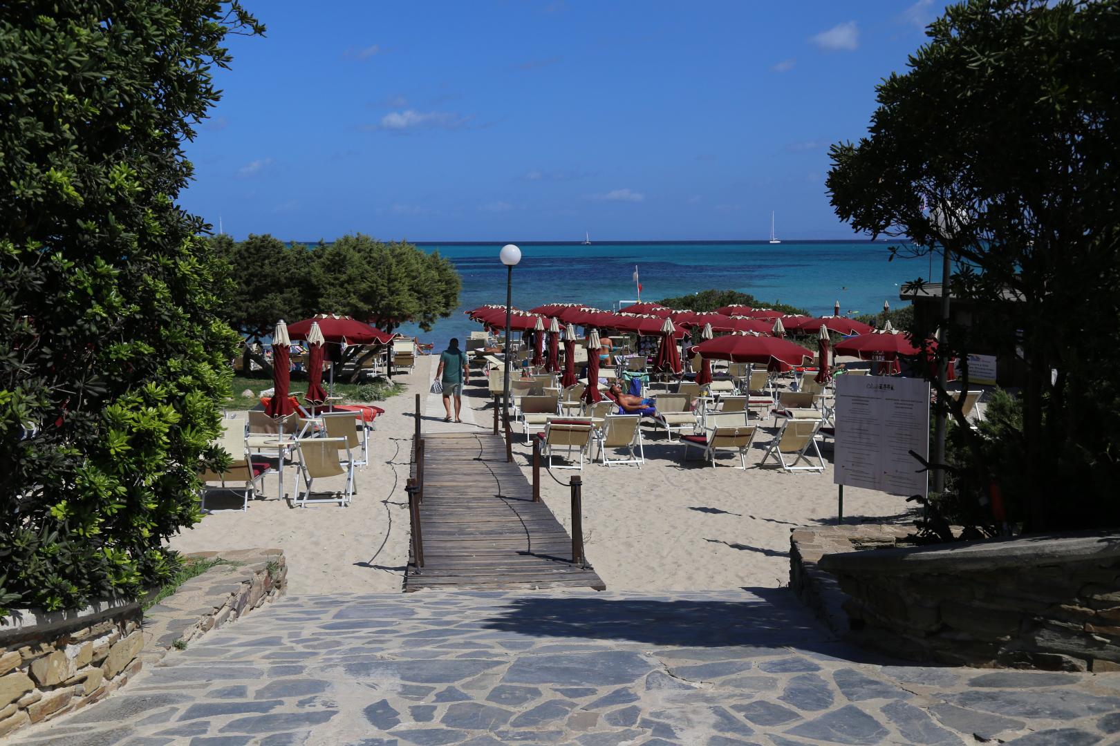 Privéstrand met parasols — Club Esse Roccaruja