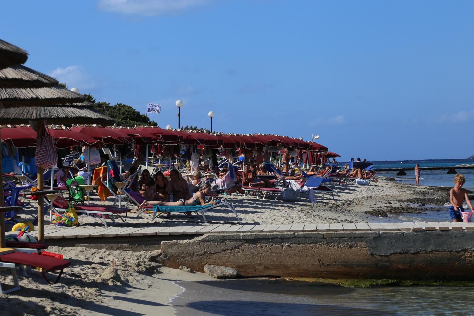 Privéstrand met parasols — Club Esse Roccaruja