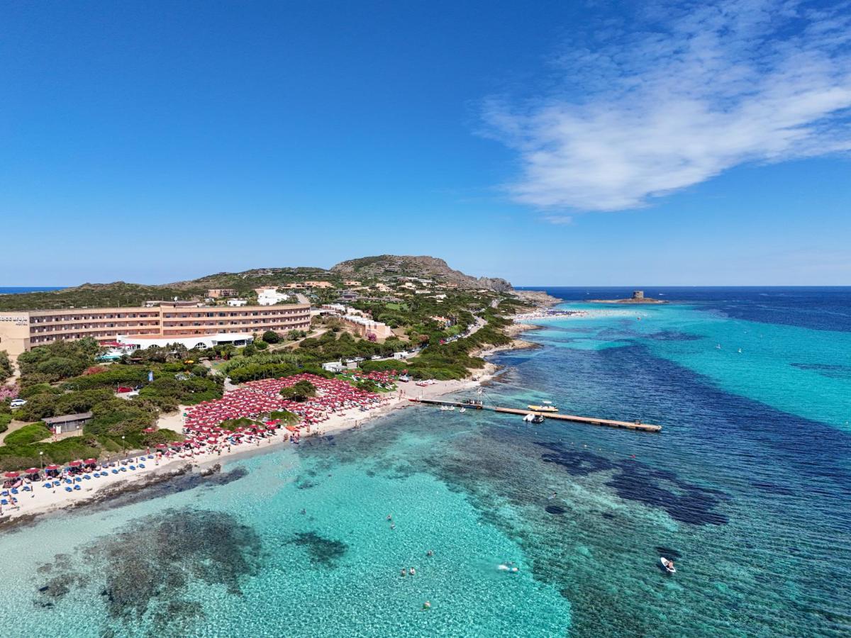Een luchtfoto van een strand met een resort. bij Club Esse Roccaruja in Stintino