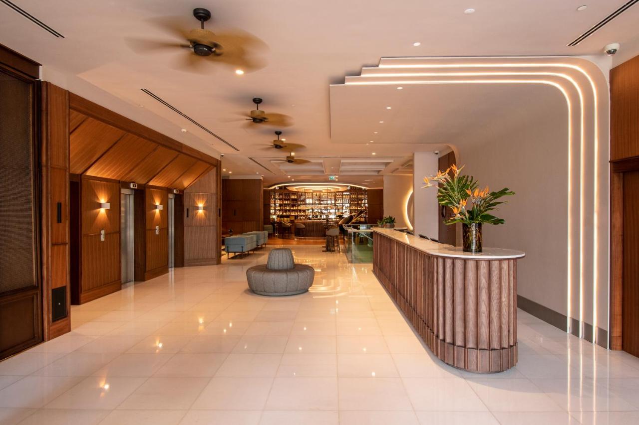 De lobby van een hotel met een receptiebalie. bij SANA Malhoa Hotel in Lissabon