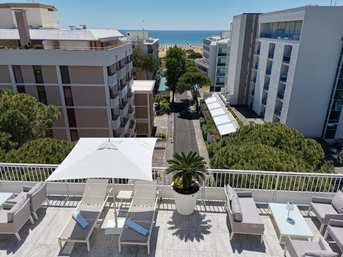 een balkon met een tafel en stoelen en uitzicht op de oceaan bij Hotel Astoria in Bibione