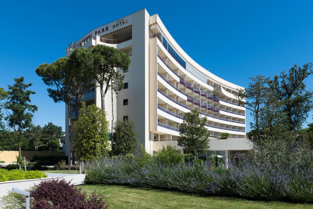 een kantoorgebouw met een tuin ervoor bij Laguna Park Hotel 4Superior in Bibione
