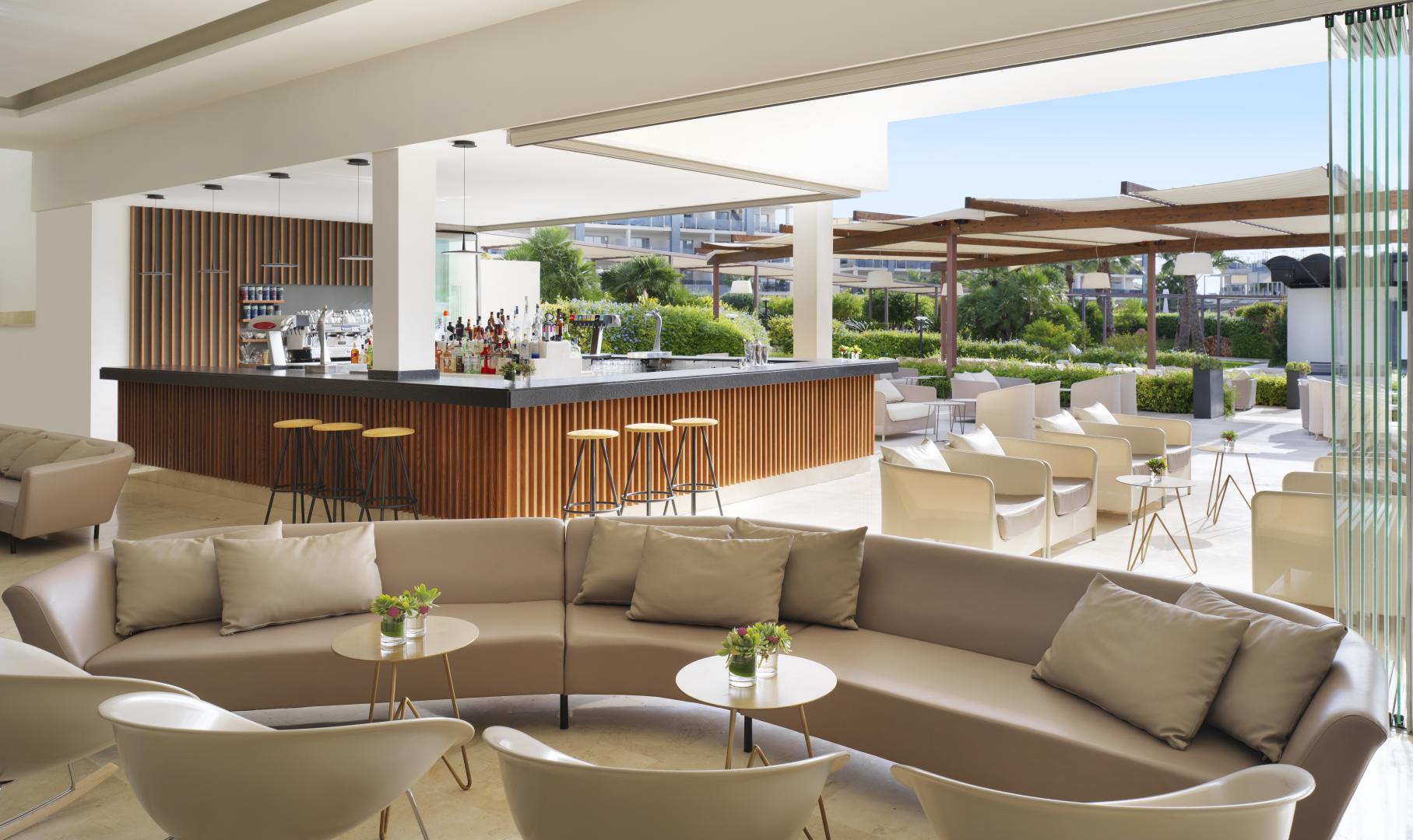 Restaurant met gedekte tafels — ZAFIRO Palace Alcudia
