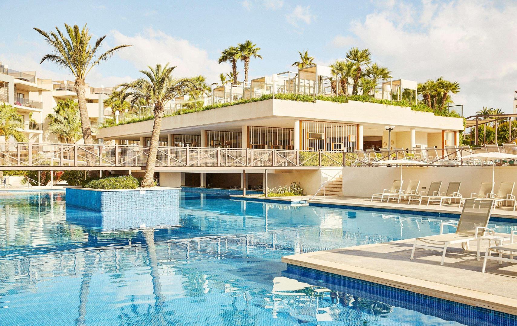 Zwembad omringd door palmbomen — ZAFIRO Palace Alcudia