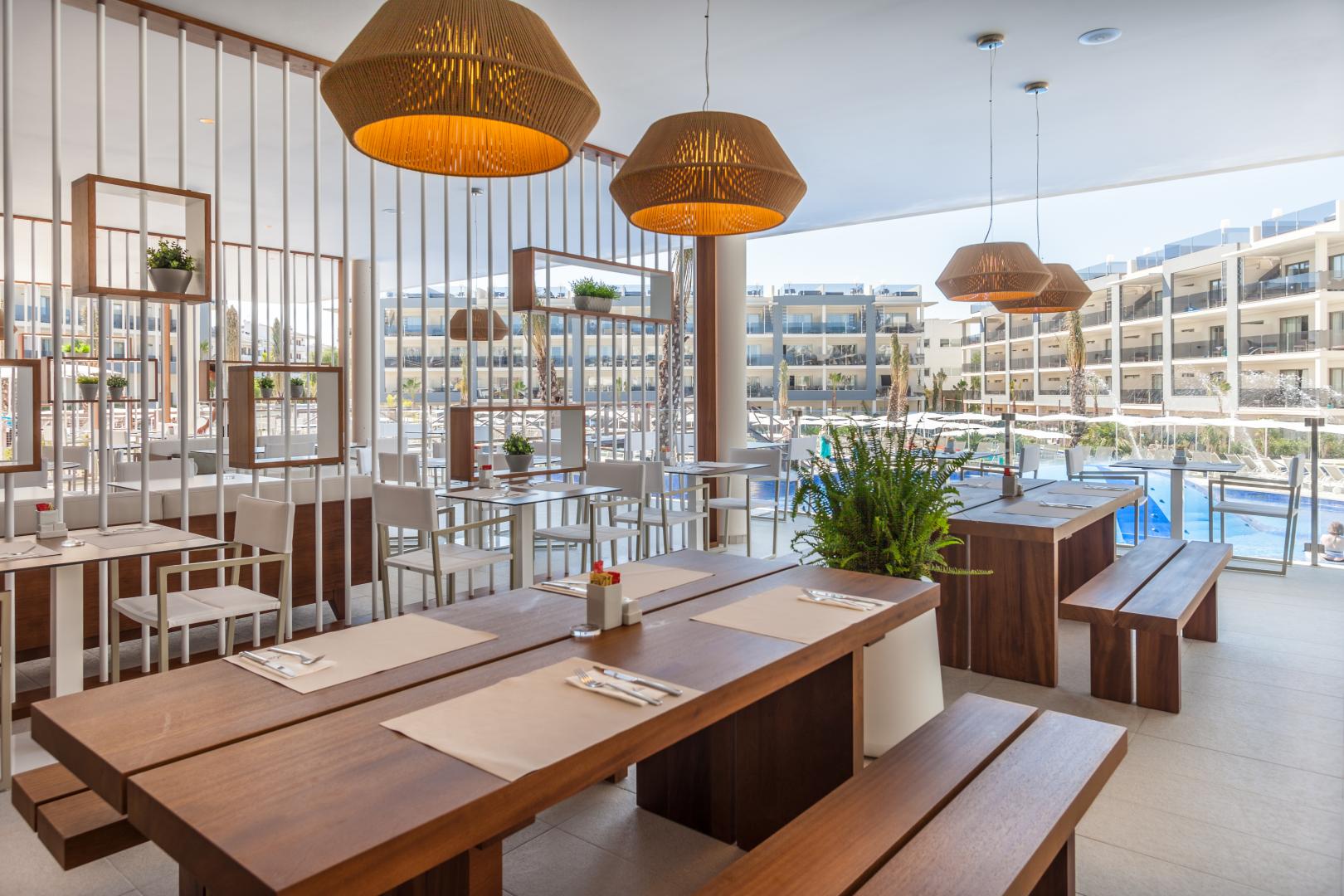 Restaurant met gedekte tafels — ZAFIRO Palace Alcudia