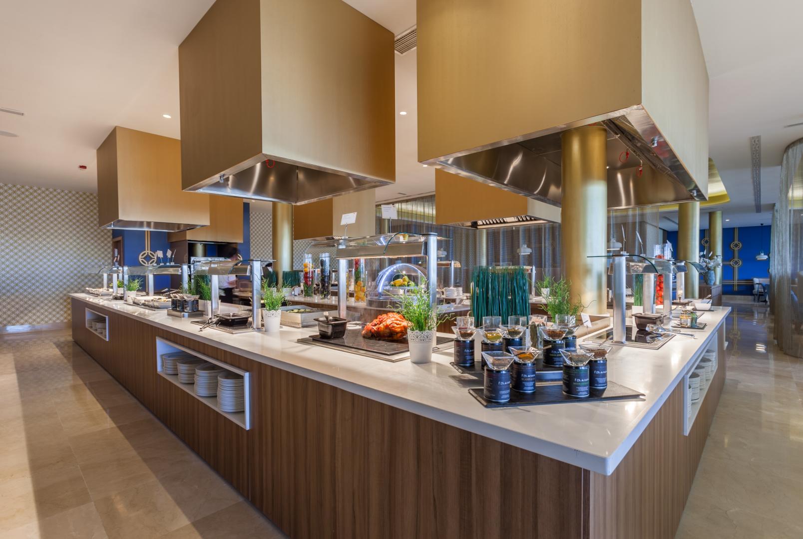 Restaurant met gedekte tafels — ZAFIRO Palace Alcudia