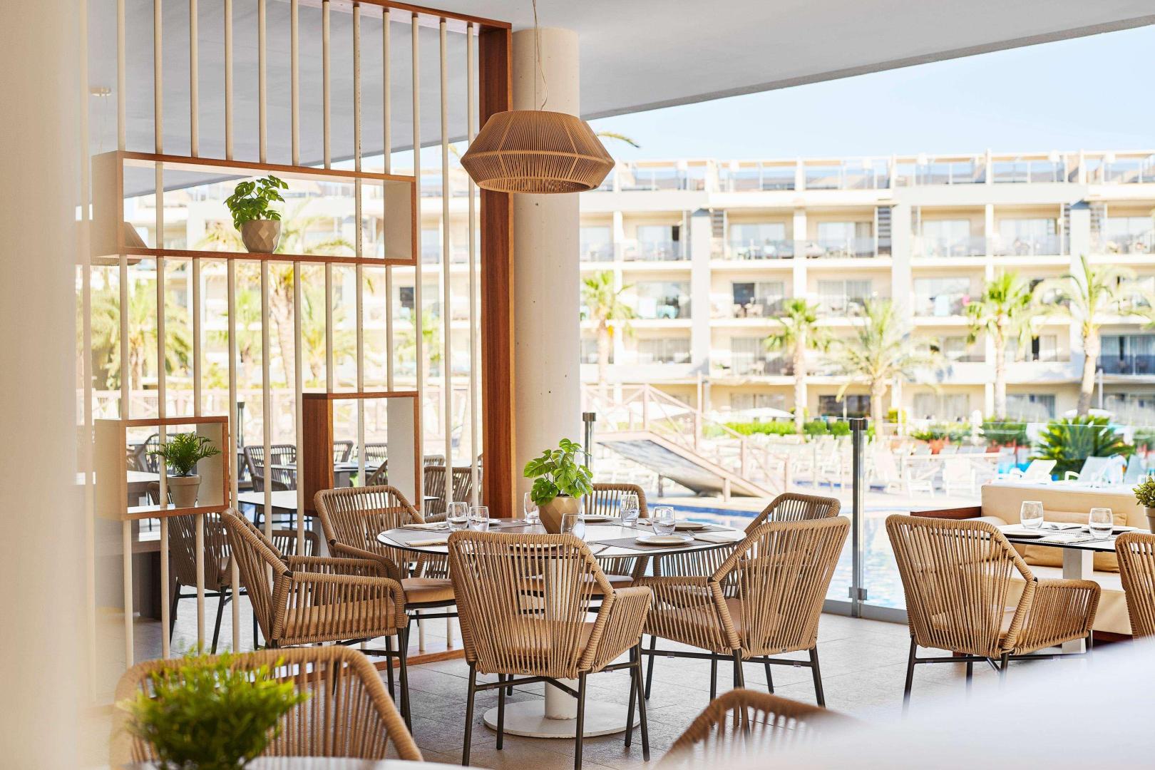 Restaurant met gedekte tafels — ZAFIRO Palace Alcudia