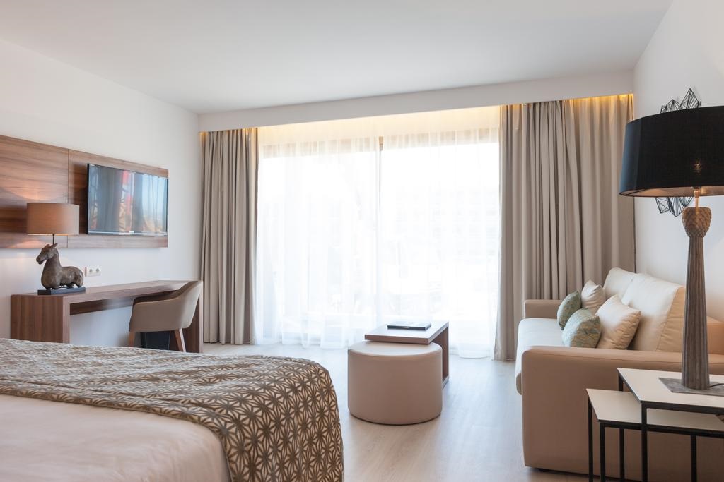 Suite met zithoek — ZAFIRO Palace Alcudia