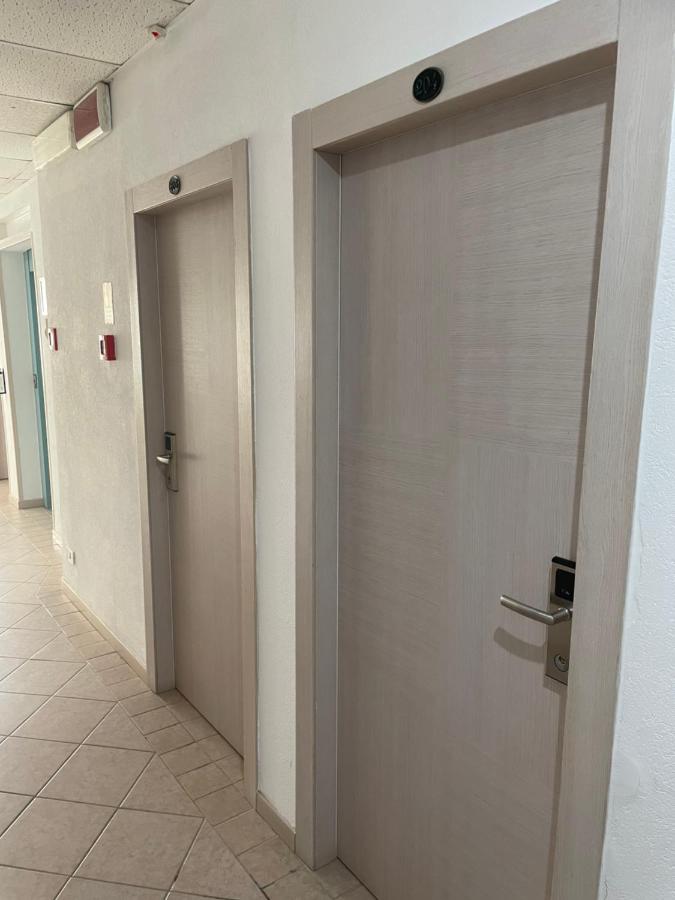 een gang met twee deuren in een gebouw bij Hotel Blumen in Rimini