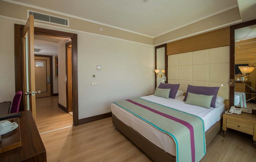 Dream World Aqua image 1