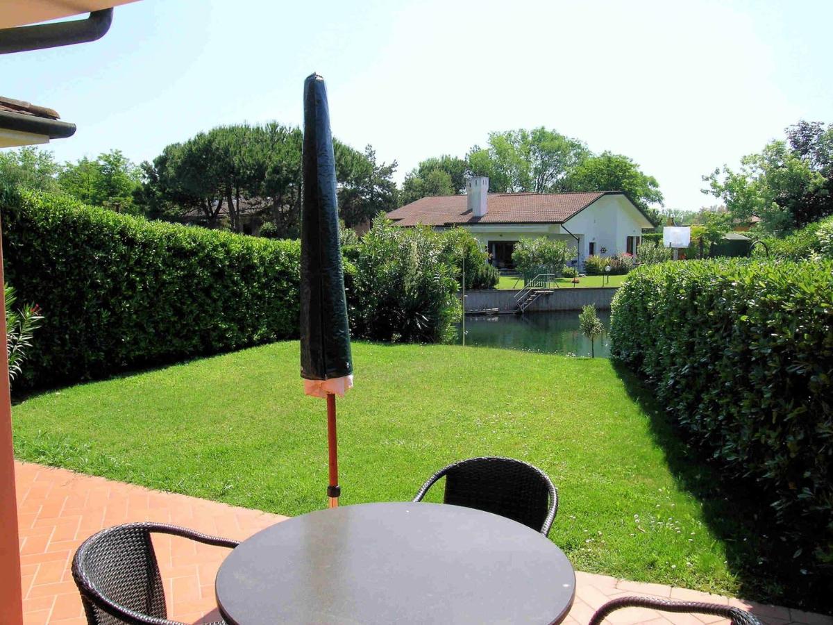 een tafel en stoelen met een parasol erop bij Corallo in Caleri