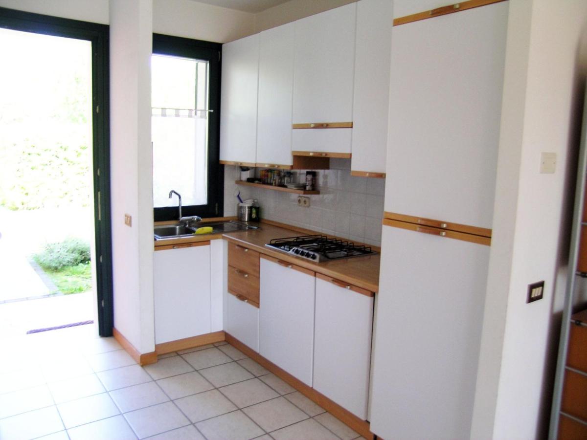 een keuken met witte kasten en een spoelbak bij Corallo in Caleri