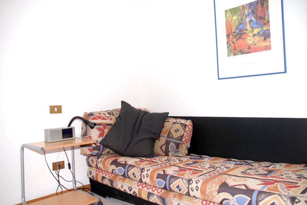 een bank in de woonkamer met een tafel bij Corallo in Caleri