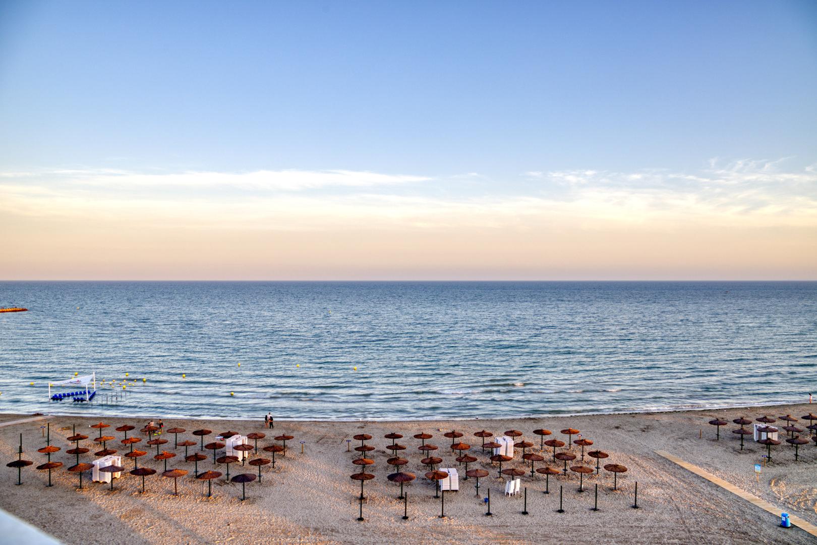 Privéstrand met parasols — Hotel Polamar