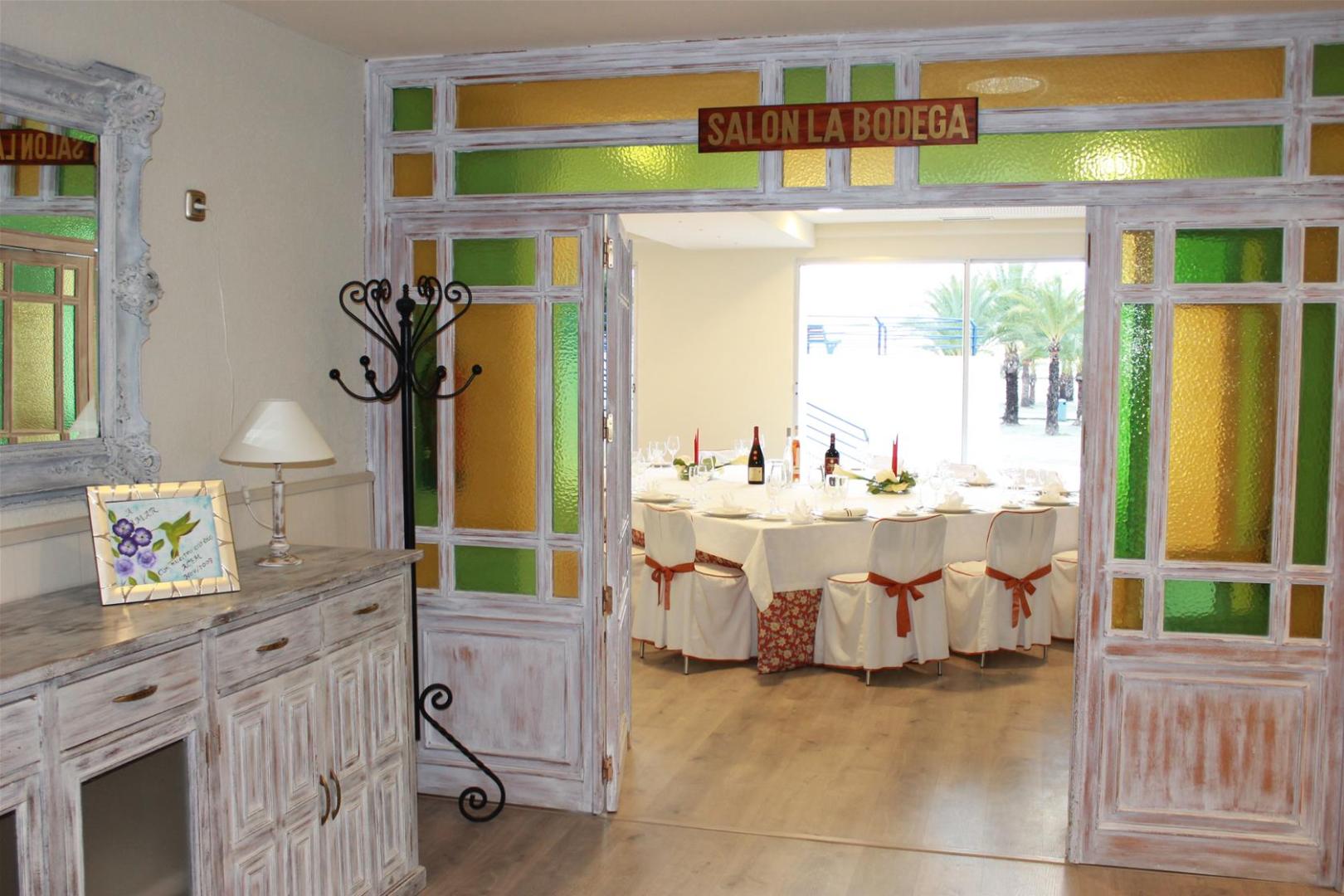 Restaurant met gedekte tafels — Hotel Polamar
