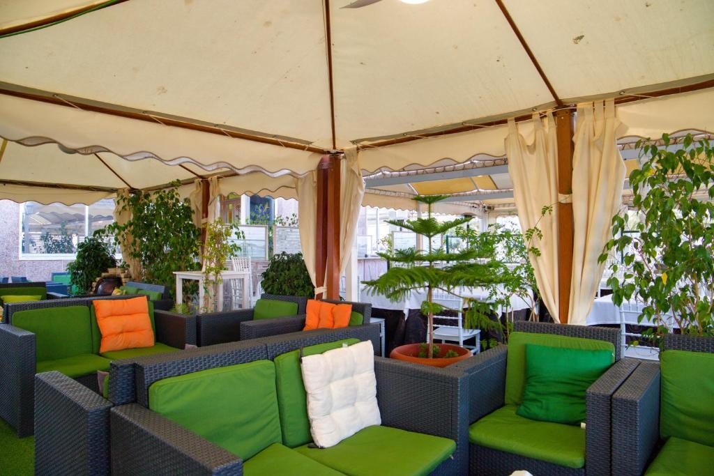 Tropische tuin met palmbomen — Hotel Polamar