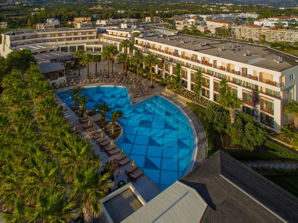 Een bovenaanzicht van een resort met een zwembad. bij Rethymno Palace in Adelianos Kampos