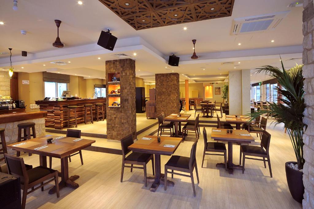 Nelia Gardens Hotel image 3