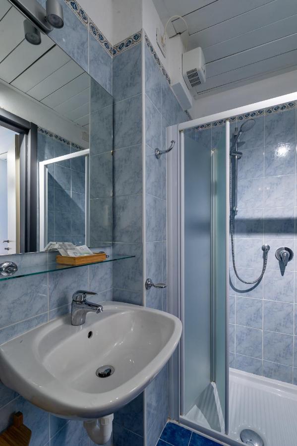 een badkamer met een wastafel en een douche bij Hotel dei Gonzaga, MantegnaHotels in Mantova