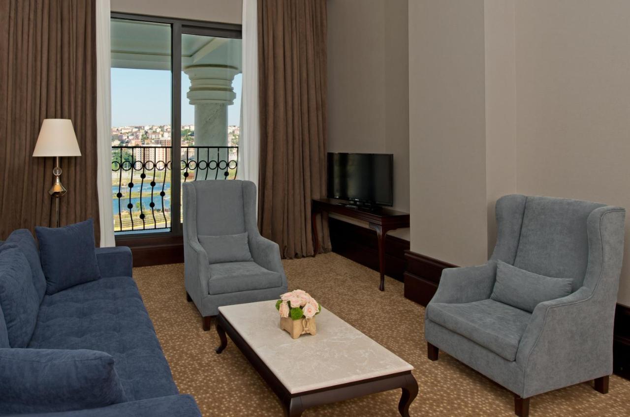 een woonkamer met twee stoelen, een bank en een tafel bij Vialand Palace Hotel in Istanbul