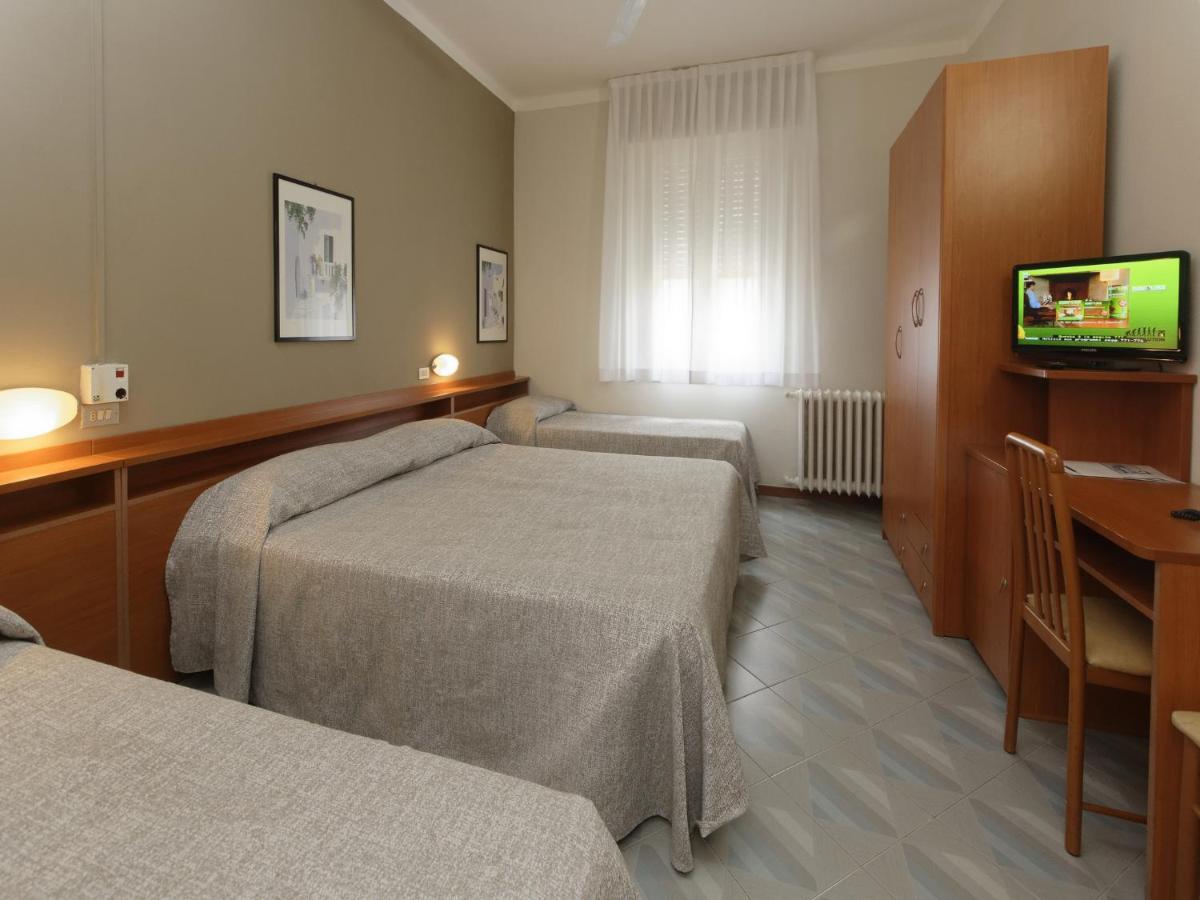 een hotelkamer met twee bedden en een televisie bij Hotel Ravenna in Ravenna