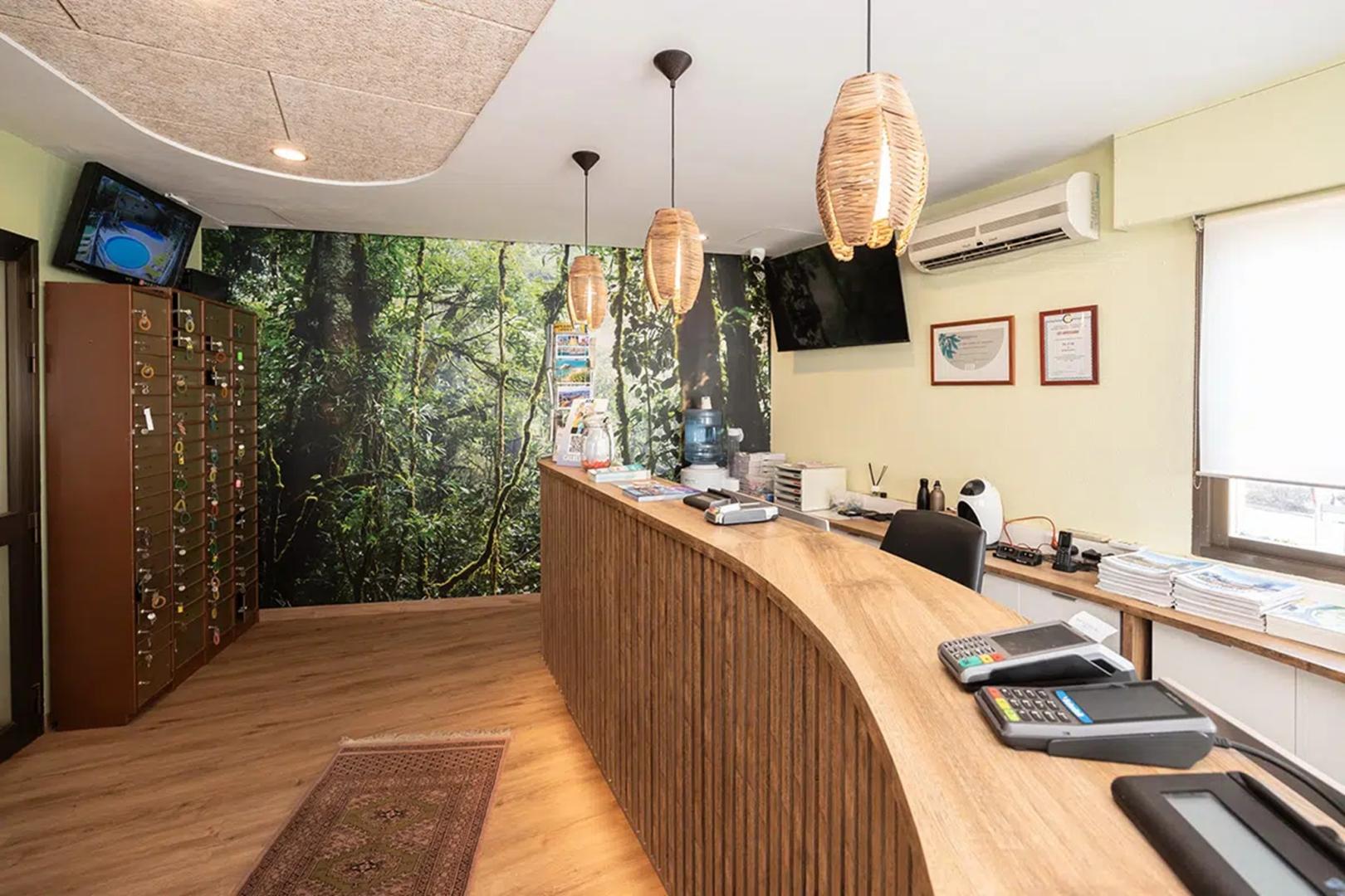 Bar met drankenselectie — Camping el Far
