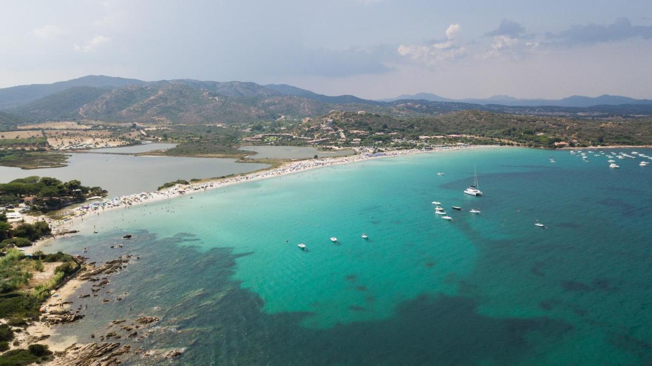 Een luchtfoto van een strand met boten in het water. bij Residence Hotel Lu Nibareddu in San Teodoro