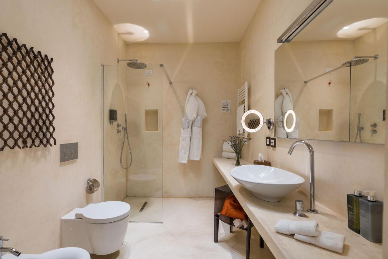 een badkamer met een wastafel, een toilet en een douche bij Monaci delle Terre Nere in Zafferana Etnea