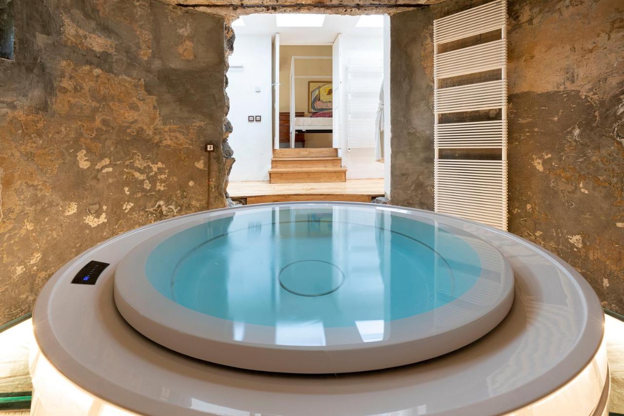een groot dompelbad midden in een huis bij Monaci delle Terre Nere in Zafferana Etnea