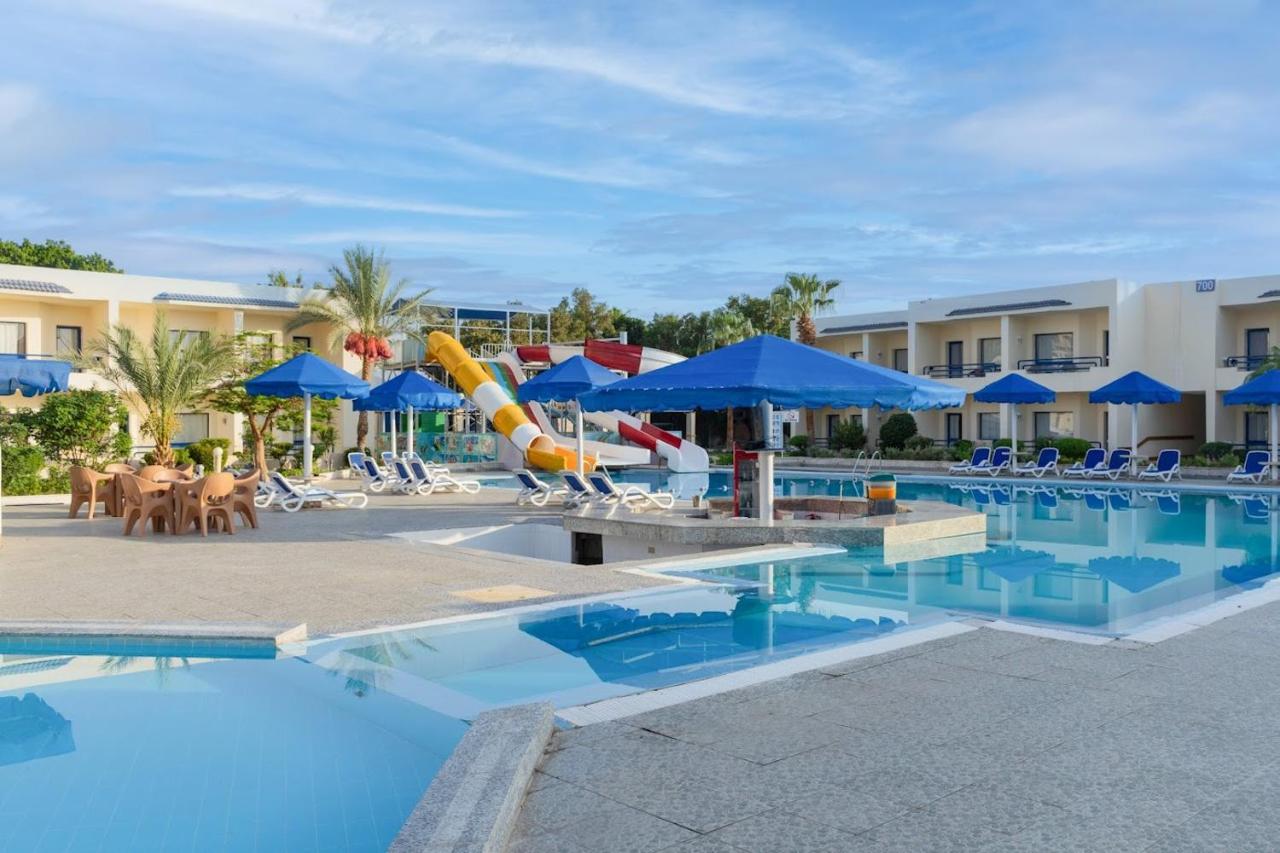 een zwembad in een resort met een glijbaan bij Cataract Resort & Aqua Park Naama Bay in Sharm El Sheikh