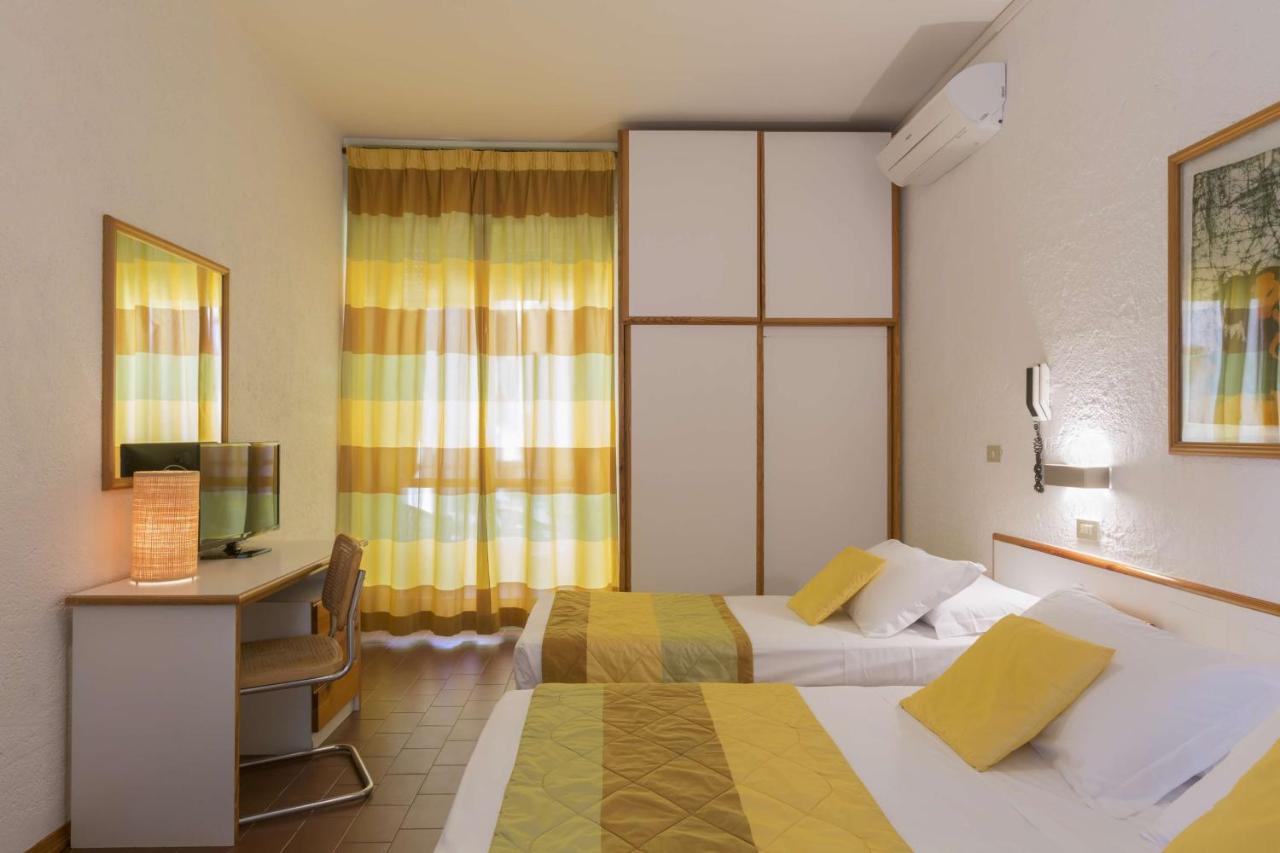 een hotelkamer met twee bedden, een bureau en een televisie bij Hotel Bellevue, Sure Hotel Collection by Best Western in