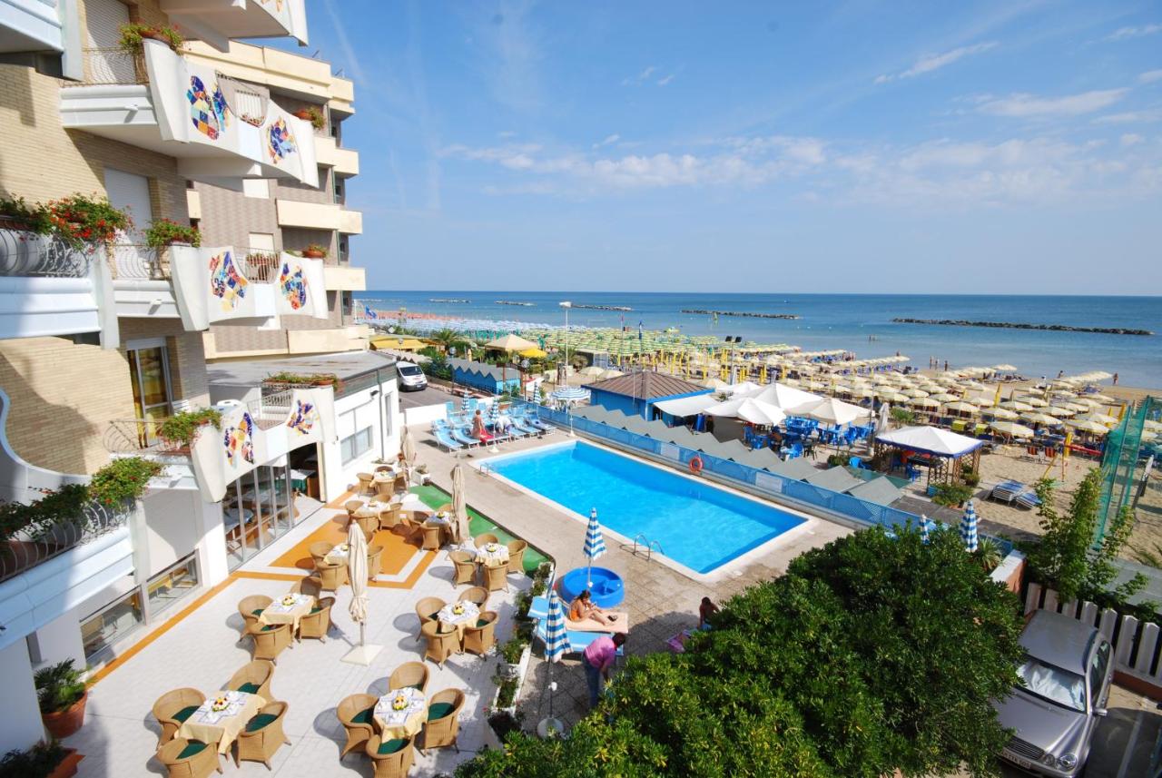 Een luchtfoto van een resort met een zwembad. bij Hotel Bellevue, Sure Hotel Collection by Best Western in Pesaro