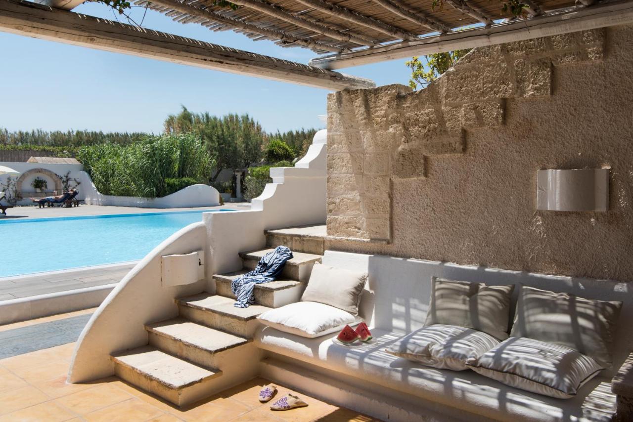 een trap die naar een zwembad leidt bij La Peschiera in Monopoli