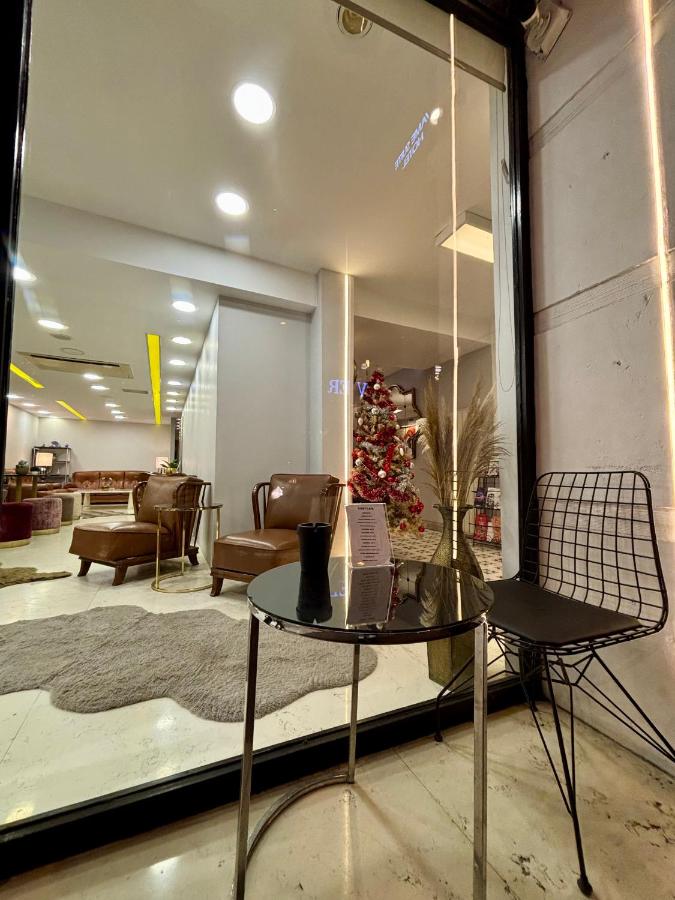 een kamer met een tafel en een kerstboom in een winkel bij Wame Suite Hotel Nisantasi in Istanbul
