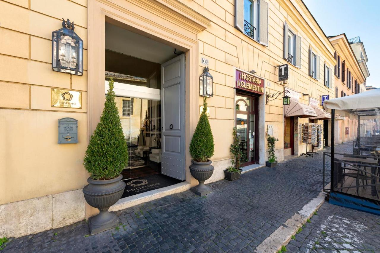 een gebouw met twee bomen voor een deur bij Profumo Maison Colosseo in Rome