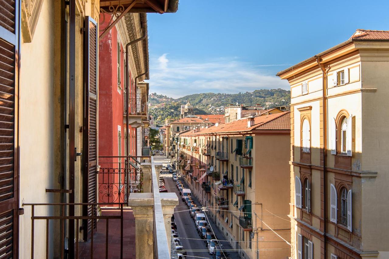 een uitzicht op een stadsstraat vanaf een balkon bij The Poet Hotel in La Spezia