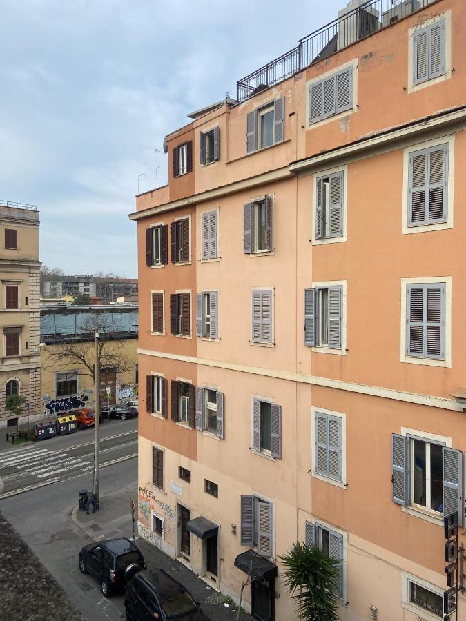 een appartementencomplex in een stad met een parkeerplaats bij Hotel Center 2 in Rome